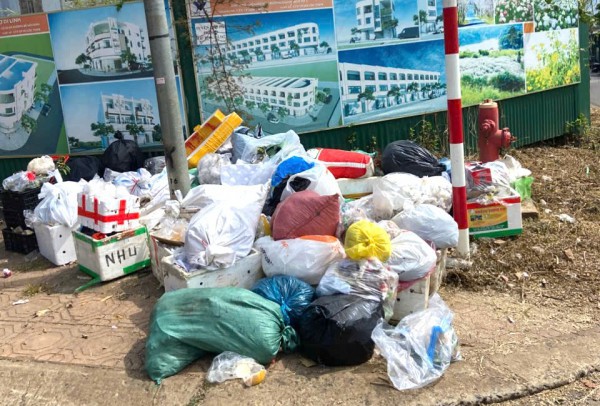 Lâm Đồng khẩn trương thu gom rác sinh hoạt ùn ứ dọc quốc lộ 20