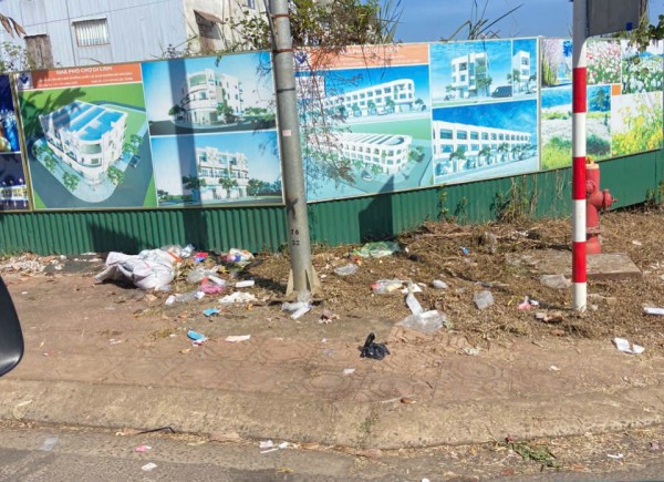 Lâm Đồng khẩn trương thu gom rác sinh hoạt ùn ứ dọc quốc lộ 20