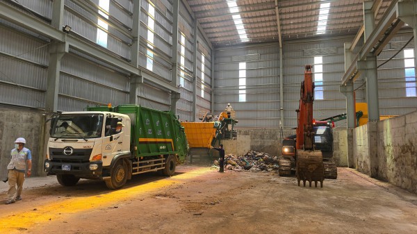 Lâm Đồng khẩn trương thu gom rác sinh hoạt ùn ứ dọc quốc lộ 20