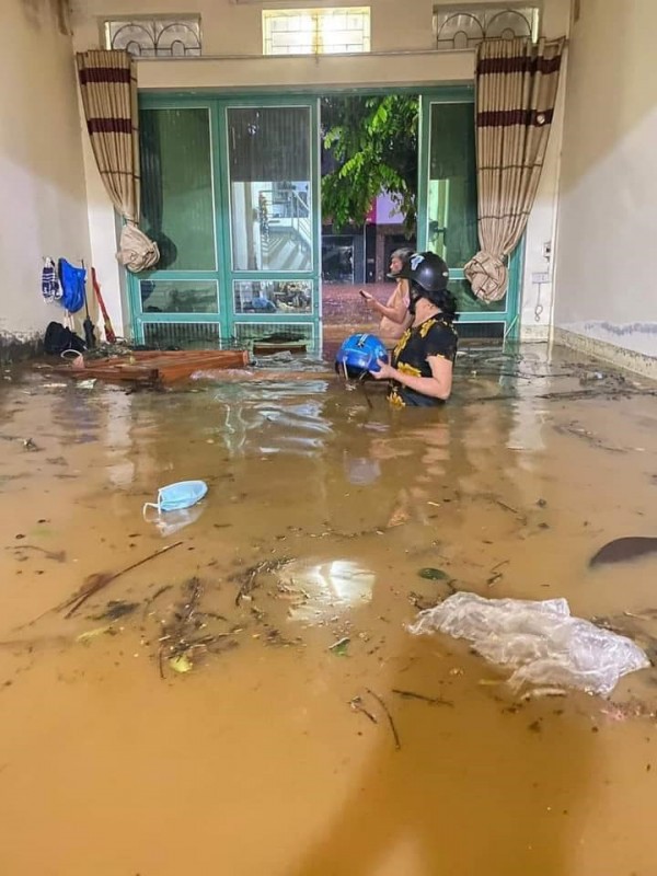 Lào Cai chìm trong "biển nước" sau mưa bão bất ngờ
