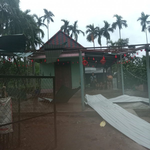 Lốc xoáy quét qua xã miền núi Quảng Ngãi, hơn 100 căn nhà bị hư hại
