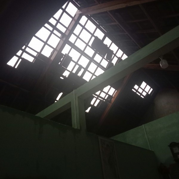 Lốc xoáy quét qua xã miền núi Quảng Ngãi, hơn 100 căn nhà bị hư hại