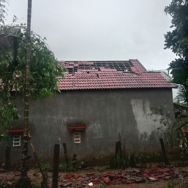 Lốc xoáy quét qua xã miền núi Quảng Ngãi, hơn 100 căn nhà bị hư hại
