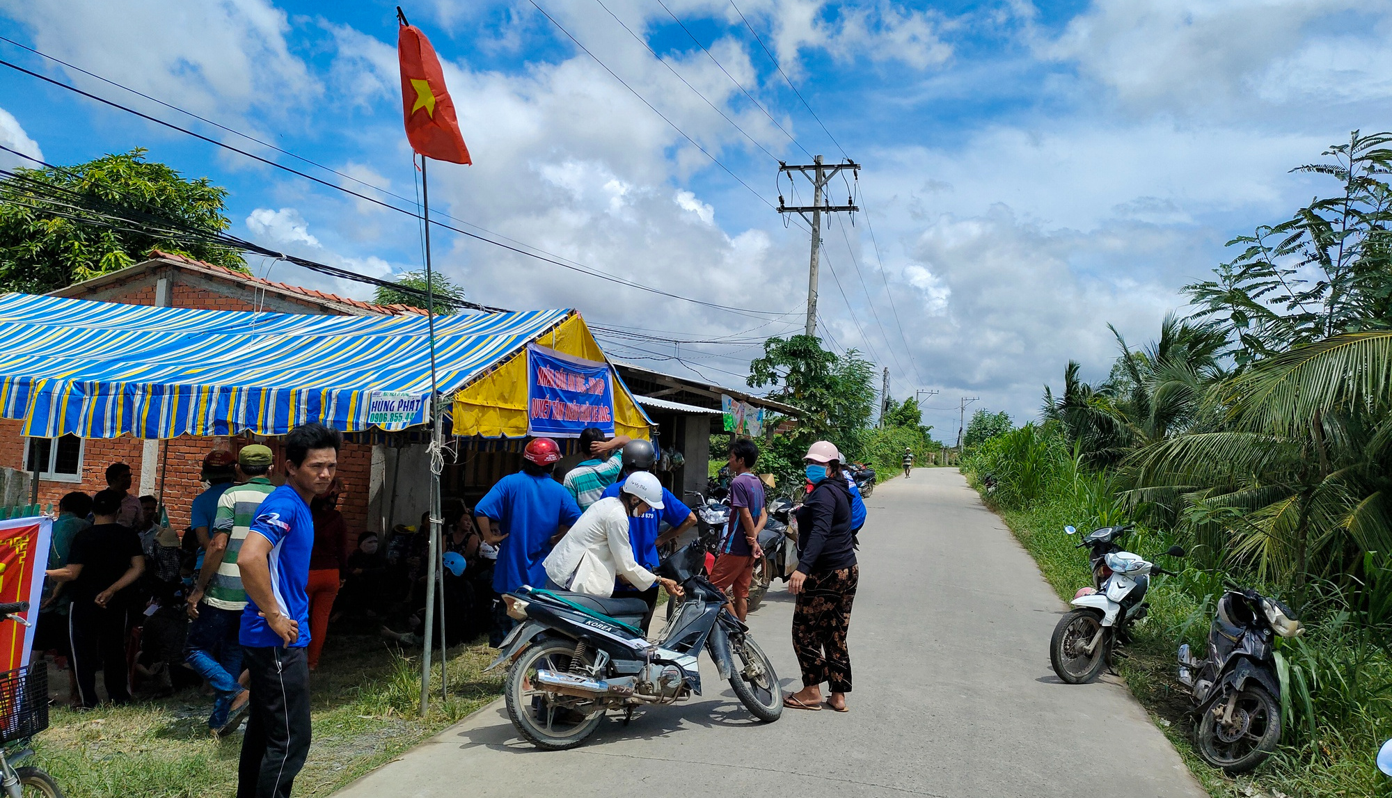 Người dân Ba Tri chặn xe chở rác, lãnh đạo tỉnh Bến Tre thừa nhận thiếu sót Người dân Ba Tri chặn xe chở rác, lãnh đạo tỉnh Bến Tre thừa nhận thiếu sót