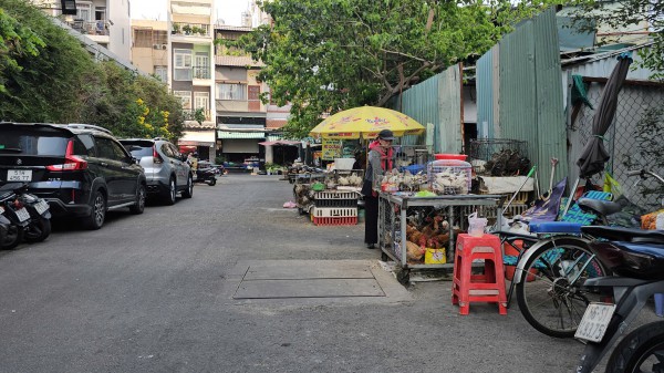 Người dân TP.HCM bức xúc vì mùi hôi từ điểm bán gia cầm, phường ra quân xử lý