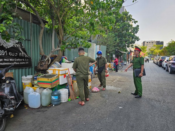 Người dân TP.HCM bức xúc vì mùi hôi từ điểm bán gia cầm, phường ra quân xử lý