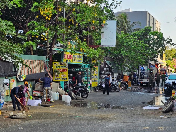 Người dân TP.HCM bức xúc vì mùi hôi từ điểm bán gia cầm, phường ra quân xử lý