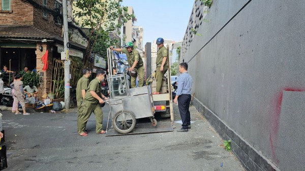 Người dân TP.HCM bức xúc vì mùi hôi từ điểm bán gia cầm, phường ra quân xử lý