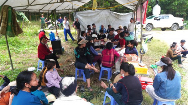 Người dân dựng rạp, tập trung phản đối trại lợn gây mùi hôi thối Người dân dựng rạp, tập trung phản đối trại lợn gây mùi hôi thối