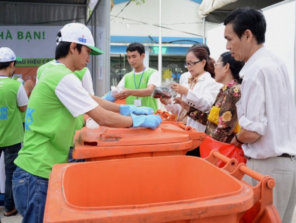 Người dân thành phố Hồ Chí Minh được hướng dẫn phân loại rác tại nguồn Người dân thành phố Hồ Chí Minh được hướng dẫn phân loại rác tại nguồn