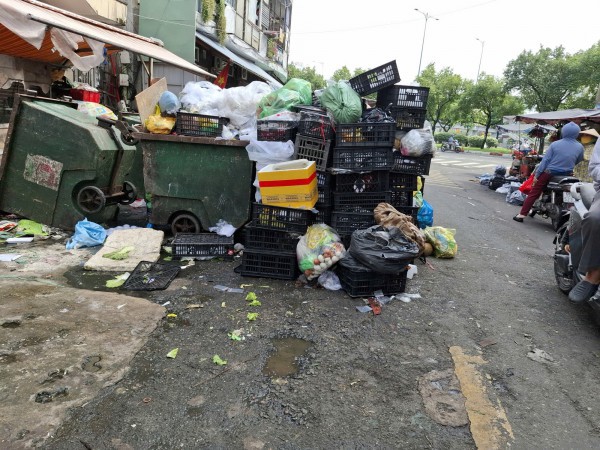Nhiều điểm tập kết rác trước nhà dân
