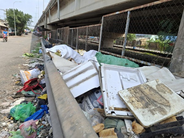 Nhiều điểm tập kết rác trước nhà dân