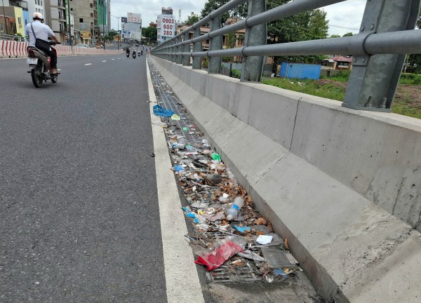 Nhiều miệng cống thoát nước bị rác thải bít kín