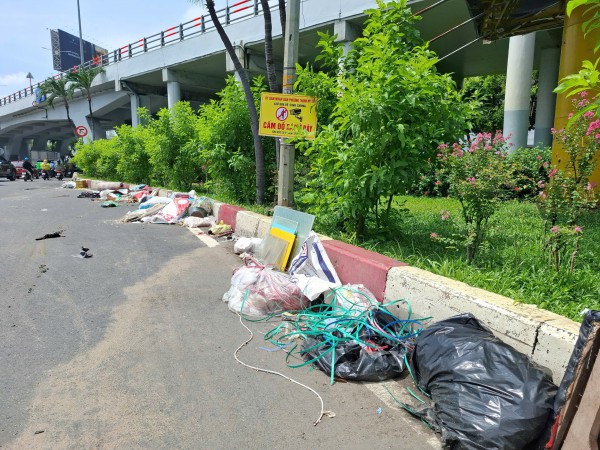 Nhiều miệng cống thoát nước bị rác thải bít kín