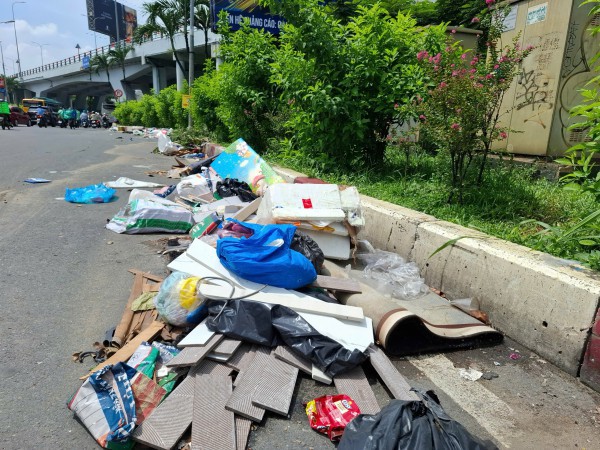 Nhiều miệng cống thoát nước bị rác thải bít kín
