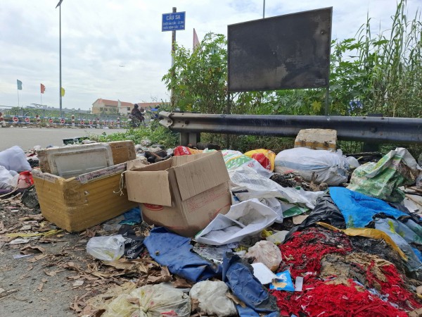 Nhiều nơi có bảng cấm vẫn đổ rác