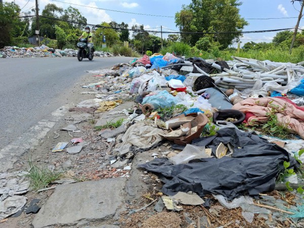 Những bãi rác ngổn ngang trên đường Những bãi rác ngổn ngang trên đường