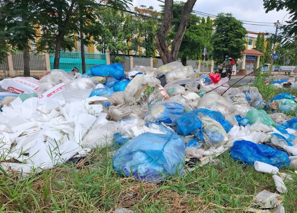 Những bãi rác thải gần trường học