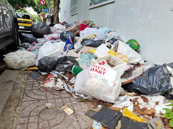 Những bãi rác tự phát tràn lan trên đường Những bãi rác tự phát tràn lan trên đường