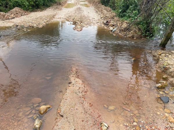 Nước thải bãi rác chảy tràn ra suối, người dân lo ngại ô nhiễm