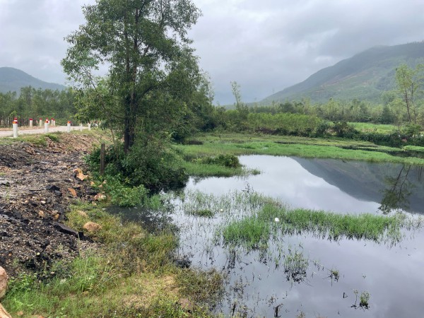 Nước thải bãi rác chảy tràn ra suối, người dân lo ngại ô nhiễm