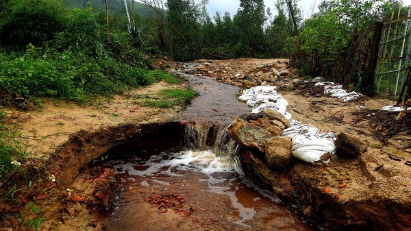 Nước thải bãi rác chảy tràn ra suối, người dân lo ngại ô nhiễm