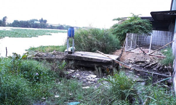 Nước thải đen ngòm, ô nhiễm lén lút xả thẳng ra sông Vàm Cỏ Tây