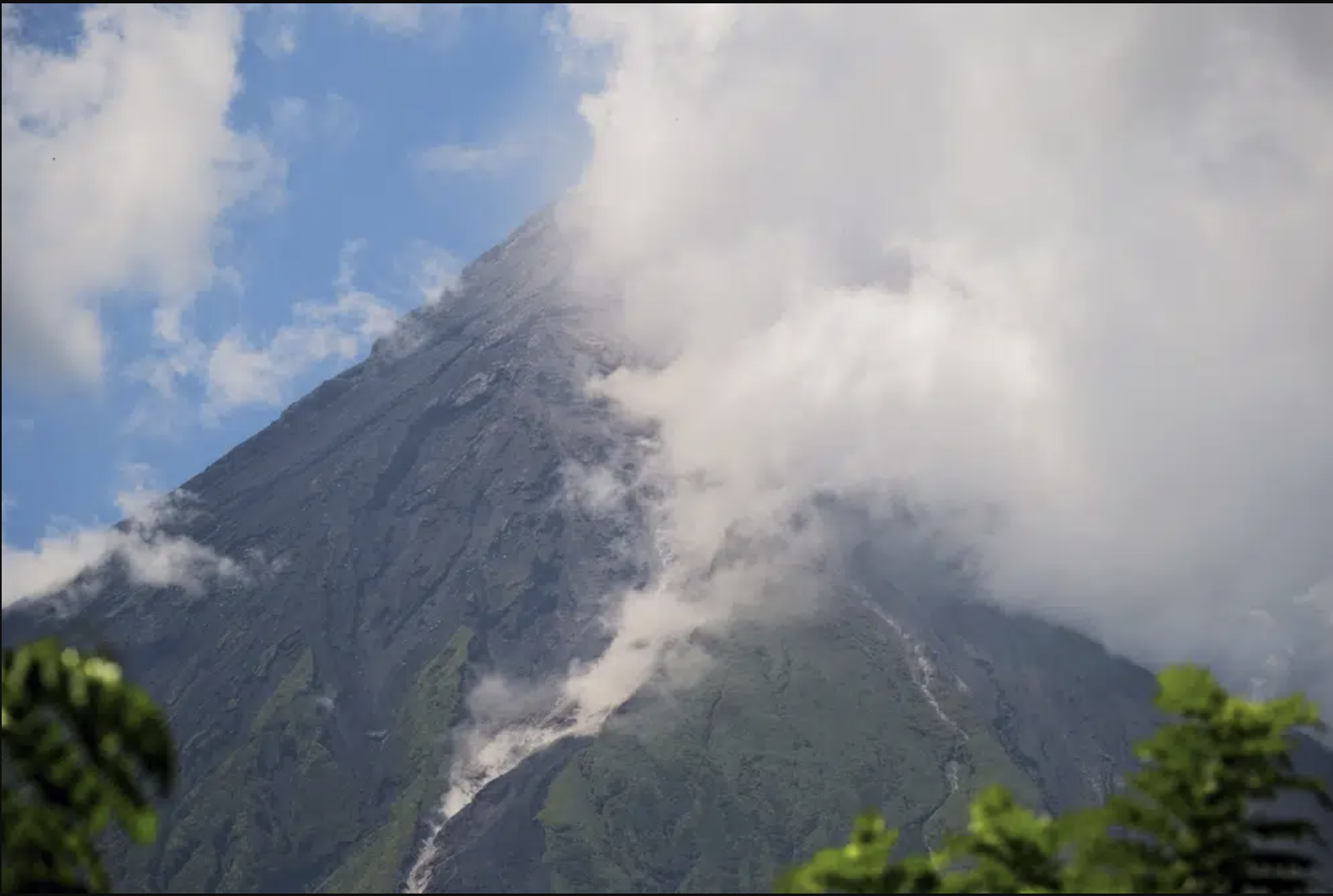 Philippines sơ tán người dân trước nguy cơ núi lửa Mayon phun trào