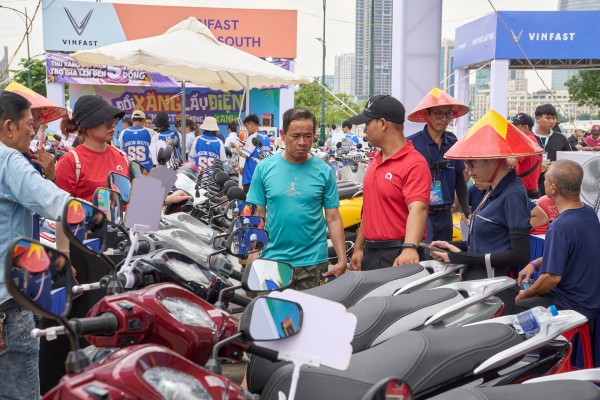 Phó thủ tướng yêu cầu hỗ trợ tài chính cho người dân chuyển đổi phương tiện xanh Phó thủ tướng yêu cầu hỗ trợ tài chính cho người dân chuyển đổi phương tiện xanh