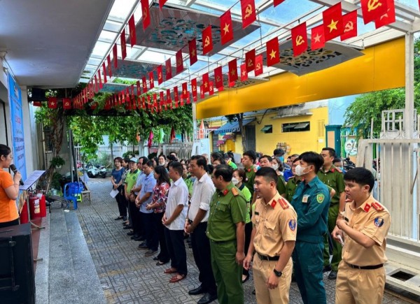 Phường Cô Giang ra quân tuyên truyền tham gia bóc, xóa các sản phẩm quảng cáo sai quy định