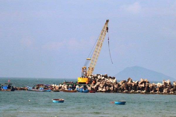 Phường nói gì về nghi đổ chất thải xuống biển Hội An khi thi công kè?