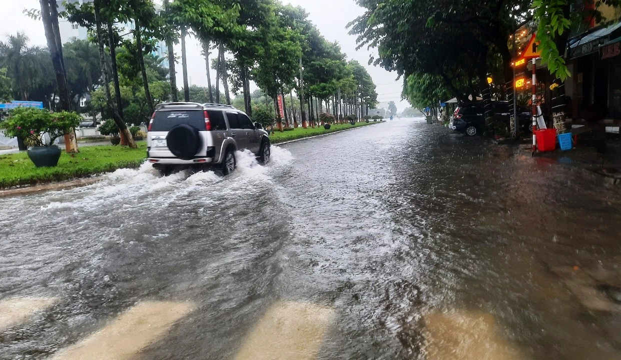 Quảng Nam: Mưa trắng trời, nhiều tuyến đường ở TP.Tam Kỳ biến thành sông