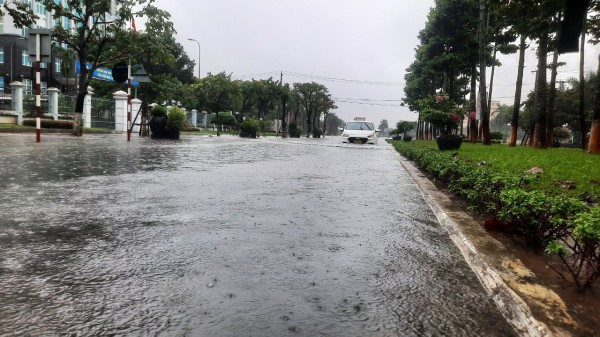 Quảng Nam: Mưa trắng trời, nhiều tuyến đường ở TP.Tam Kỳ biến thành sông Quảng Nam: Mưa trắng trời, nhiều tuyến đường ở TP.Tam Kỳ biến thành sông