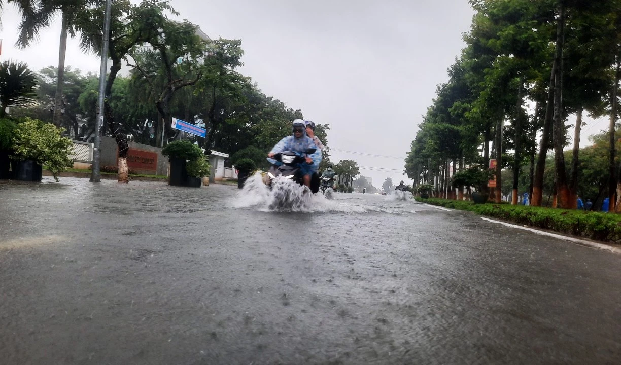 Quảng Nam: Mưa trắng trời, nhiều tuyến đường ở TP.Tam Kỳ biến thành sông