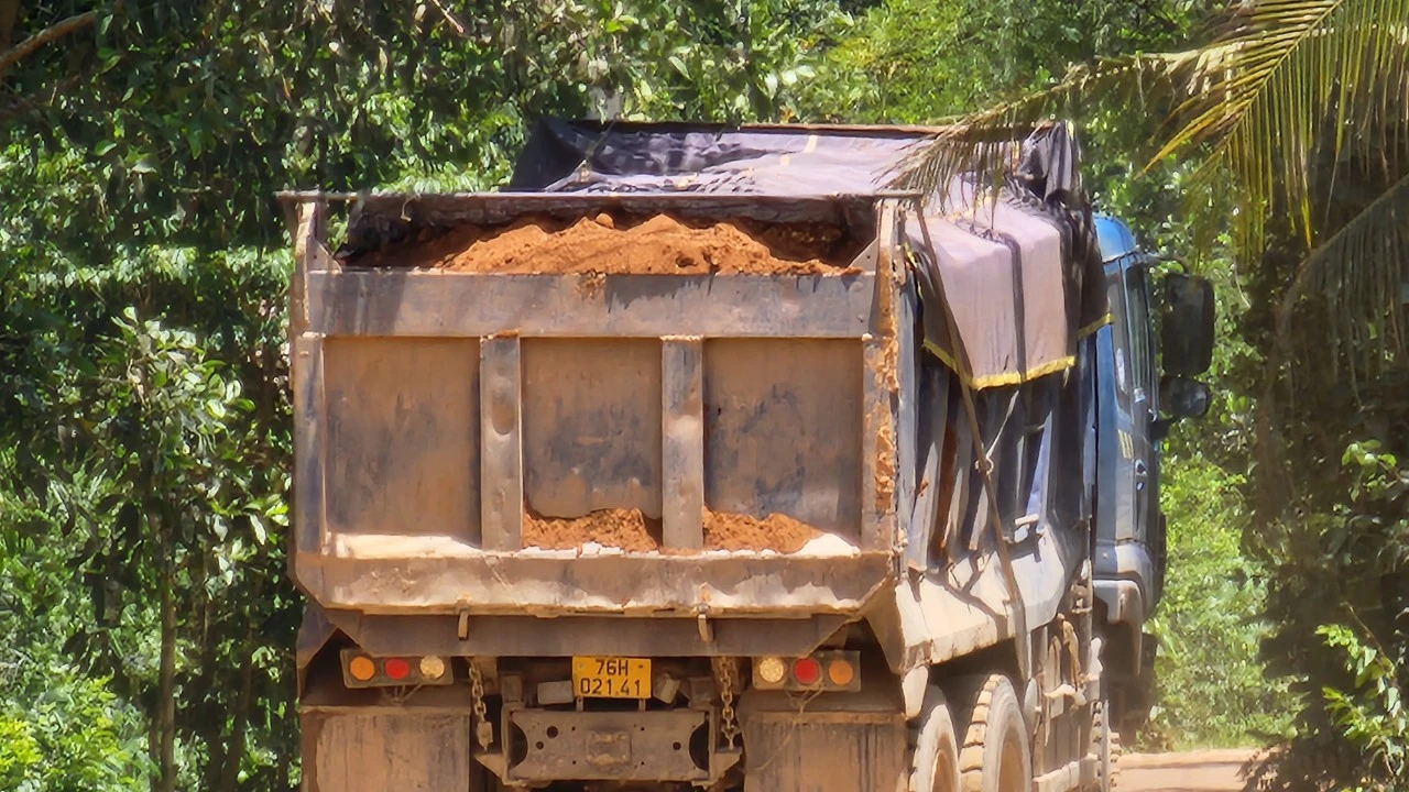 Quảng Ngãi: Xe tải chở đất cày nát đường quê, người dân ngao ngán