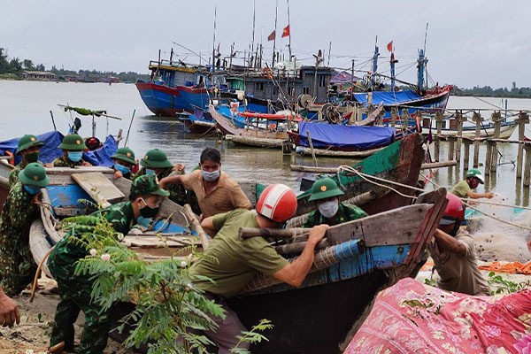 Quảng Trị và Huế kêu gọi hàng nghìn tàu thuyền về tránh bão Noru