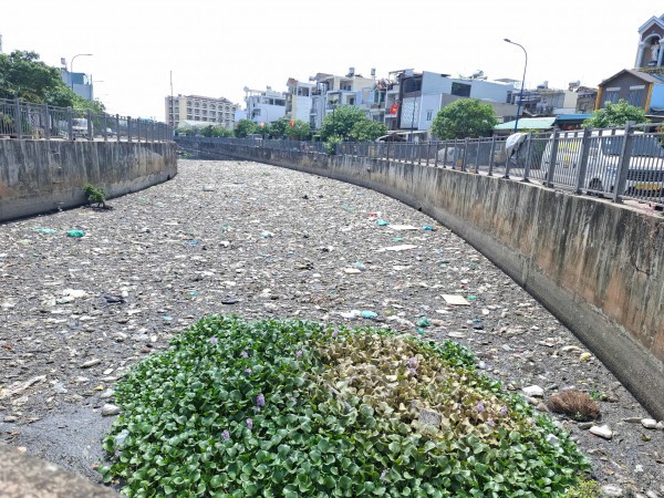 Rác ngập mặt kênh