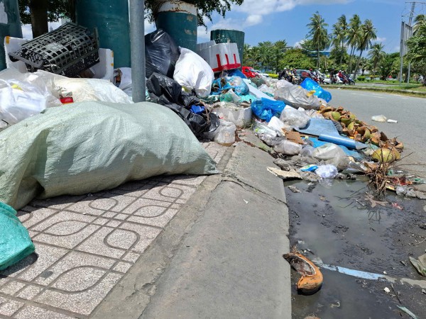 Rác nhếch nhác trên đường