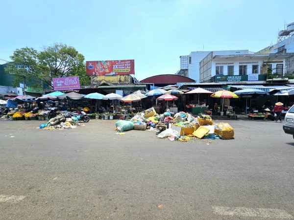 Rác thải bốc mùi, ứ đọng suốt 3 ngày trên đường phố Buôn Ma Thuột
