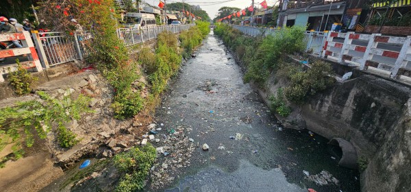 Rác thải bủa vây kênh 19 Tháng 5, nước đen kịt ám ảnh người dân