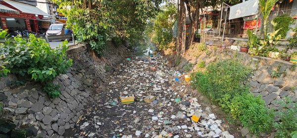 Rác thải bủa vây kênh 19 Tháng 5, nước đen kịt ám ảnh người dân