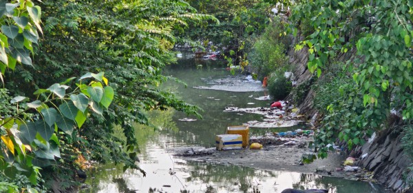 Rác thải bủa vây kênh 19 Tháng 5, nước đen kịt ám ảnh người dân