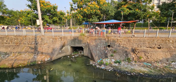 Rác thải bủa vây kênh 19 Tháng 5, nước đen kịt ám ảnh người dân