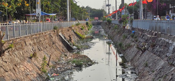 Rác thải bủa vây kênh 19 Tháng 5, nước đen kịt ám ảnh người dân