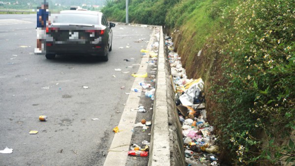 Rác thải ngập ngụa trên cao tốc Mai Sơn - Quốc lộ 45