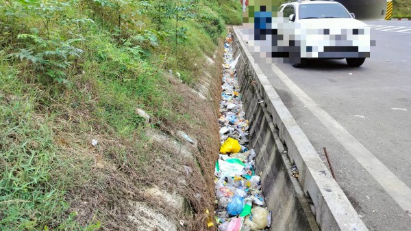 Rác thải ngập ngụa trên cao tốc Mai Sơn - Quốc lộ 45 Rác thải ngập ngụa trên cao tốc Mai Sơn - Quốc lộ 45