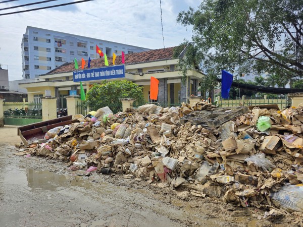 Rác thải sau lũ chất đống: Khánh Hòa dự kiến dọn xong trước 6.12, huy động làm xuyên đêm
