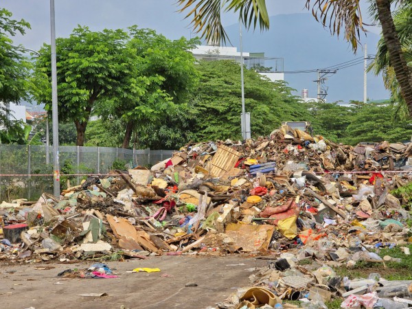 Rác thải sau lũ chất đống: Khánh Hòa dự kiến dọn xong trước 6.12, huy động làm xuyên đêm