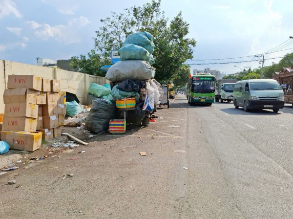 Rác thải và phế liệu bủa vây điểm dừng xe buýt