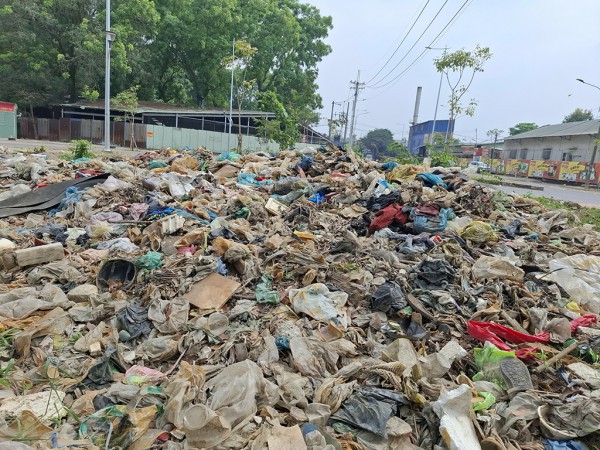 Rác tràn lan bên bờ và lòng kênh Tiêu